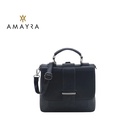 CARTERA BANDOLERA NEGRA CON SOLAPA Y PASADOR METÁLICO AMAYRA